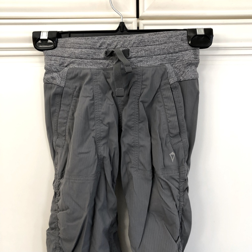 EUC Ivivva by Lululemon Live to Move crop - Picture 2 of 12
